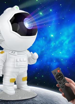 Лазерный ночник-проектор звездного неба астронавт на пульте уп...