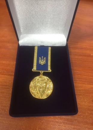 Медаль Защитнику Украины с архангелом в бархатном футляре