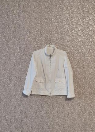 Белая куртка пиджак на молнии