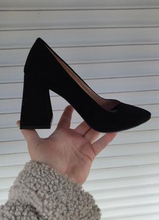 Туфлі жіночі чорні замшеві на підборах