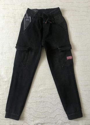 Демисезонные черные джинсы с карманами для мальчика 122 146