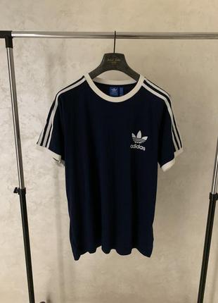 Спортивная футболка adidas темно синяя с полосками