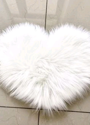 30*40см невеличкий білий пушистий килим у виді серця