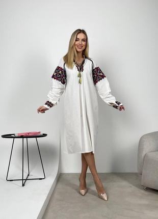Нарядное белое платье-вышиванка до колен с пышным длинным рукавом