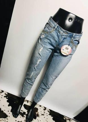 Новые рваные голубые укороченные джинсы декор пайетки bel & bo
