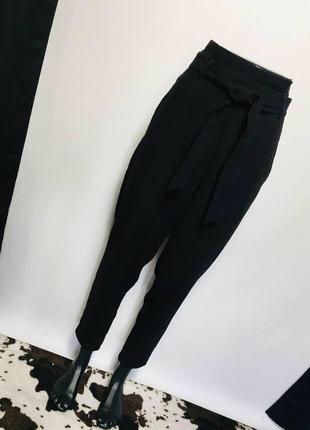 Чёрные брюки с поясом stradivarius