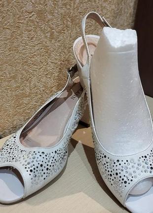 Женские белые туфли с блестками 38 размера