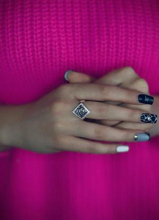 Женская серебряная кольца с белым кубическим цирконом чернна