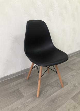 Чорний стильний стілець