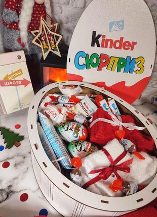 Подарунковий набір солодощів в дерев'яній коробці  Kinder код:09