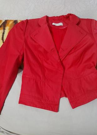 Стильный красный пиджак на подкладке.44- 46 размер