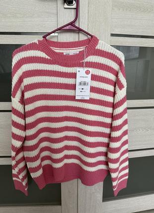 Женский свитер в бело-розовую полоску