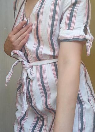 Натуральное хлопковоке платье-рубашка в полоску с поясом и пуг...