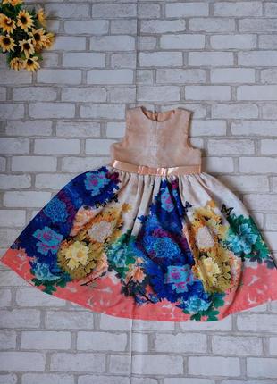 Нарядное платье на девочку с цветочным принтом в цветы