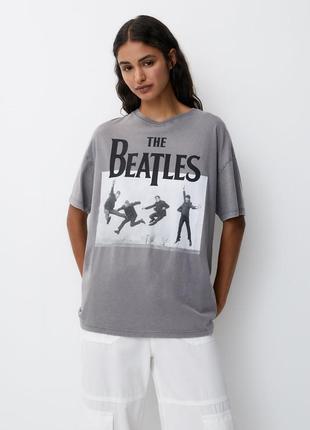 Сіра футболка the beatles pull&bear із принтом