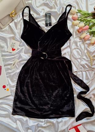 Черное велюровое мини платье из декольте и с открытой спиной