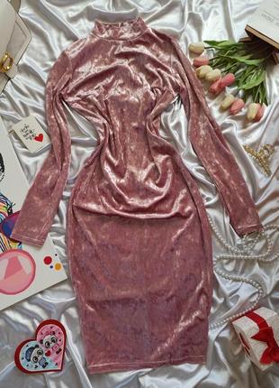 Розовое велюровое платье под горло по фигуре с поясом баской п...