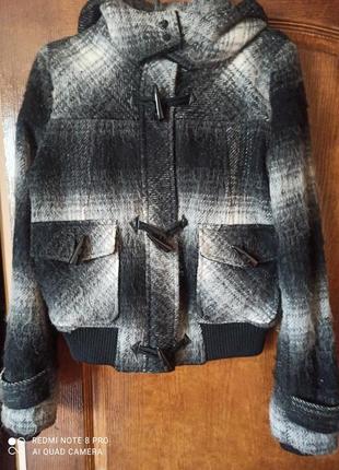 Reserved стильная короткая куртка р. 44-50, пог 50 см