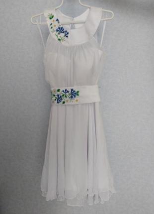 Праздничное шифоновое платье с вышивкой