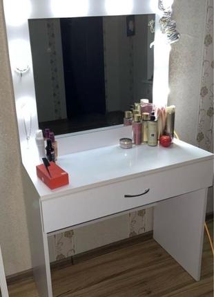 Туалетний столик з дзеркалом