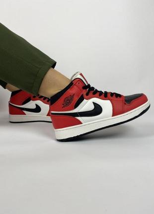 Женские кроссовки nike air jordan 1 retro красные с черным/белым