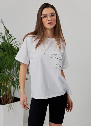 Модная футболка с принтом буквами