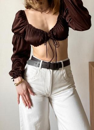 Сатинова укорочена блуза шоколадного кольору