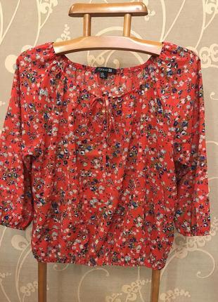 Очень красивая и стильная брендовая блузка в цветашках.