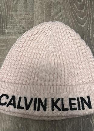 Оригинальная розовая шапка calvin klain