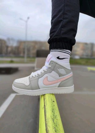 Жіночі кросівки Nike Air Jordan 1 Retro High Grey/Pink