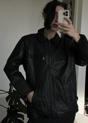 Черная кожаная винтажная куртка косуха