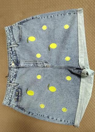 Джинсовые короткие шорты с вышивками лимоны