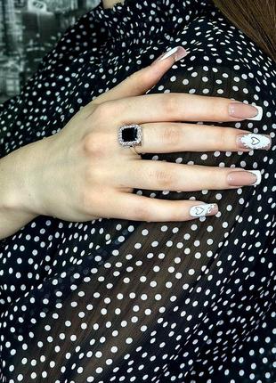 Женское серебряное кольцо с черным кубическим цирконом