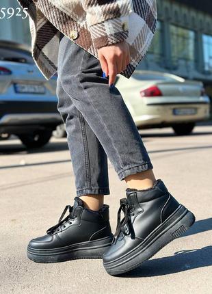 Черные высокие кроссовки