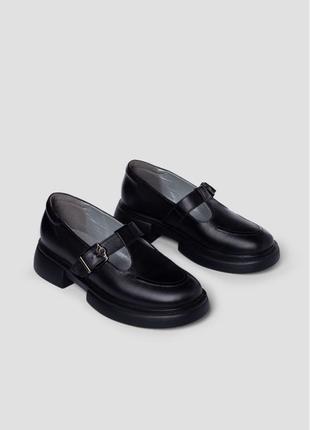 Чорні шкіряні жіночі туфлі на чорній підошві