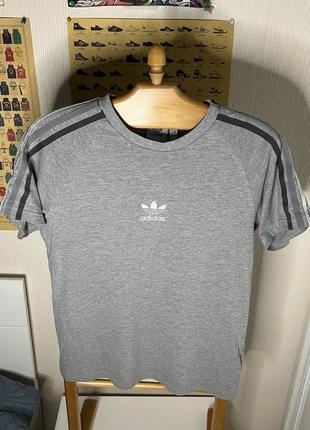 Adidas футболка с лампасами центр лого свежие коллекции