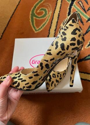 Золотистые леопардовые туфли