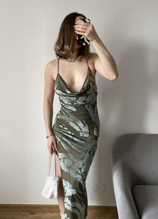 Вечернее платье с бархатистым принтом