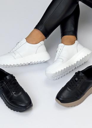 Чёрные и белые женские кожаные кроссовки на утолщенной подошве