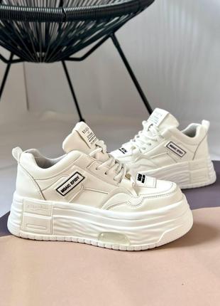 Жіночі білі стильні кросівки
