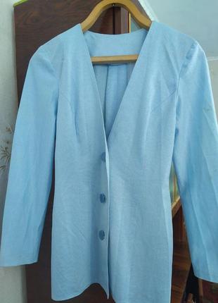 Голубой блестящий легкий пиджак