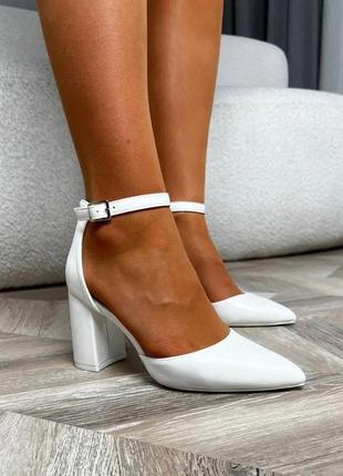 Женские белые туфли с ремешком на удобном каблуке