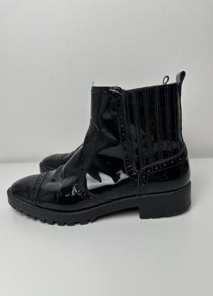 Черные лакированные челси ботинки massimo dutti