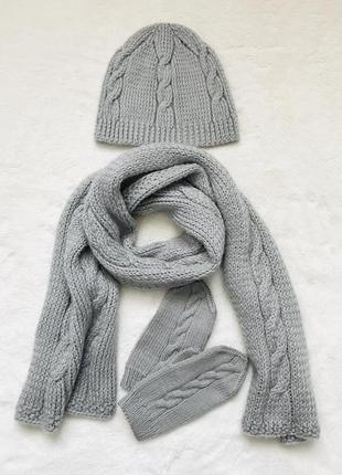 Вязаный зимний серый комплект шапка шарф и рукавицы handmade