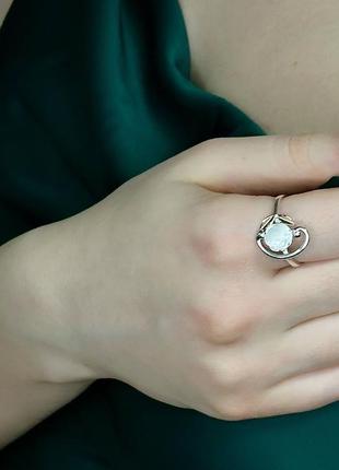 Женское серебряное кольцо из золото и с натуральным перламутром