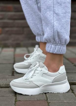 Легкі зручні кросівки білим з сірим