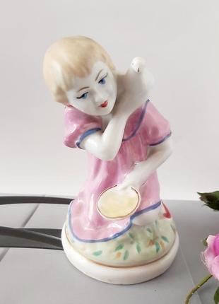 Винтажная фарфоровая статуэтка девочка с голубем