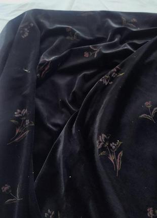 Велюровая черная ткань с цветочками