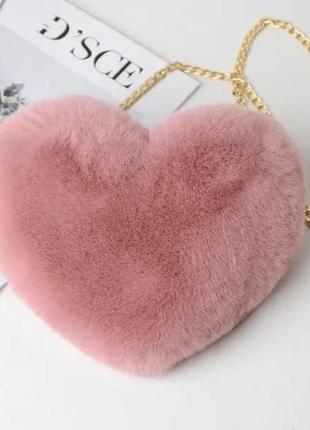 Женская меховая сумка в форме сердца 25х20 см Пудровый