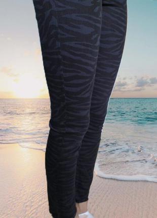 Zara  чёрно-серые узкие джинсы с высокой талией и рваным низом...